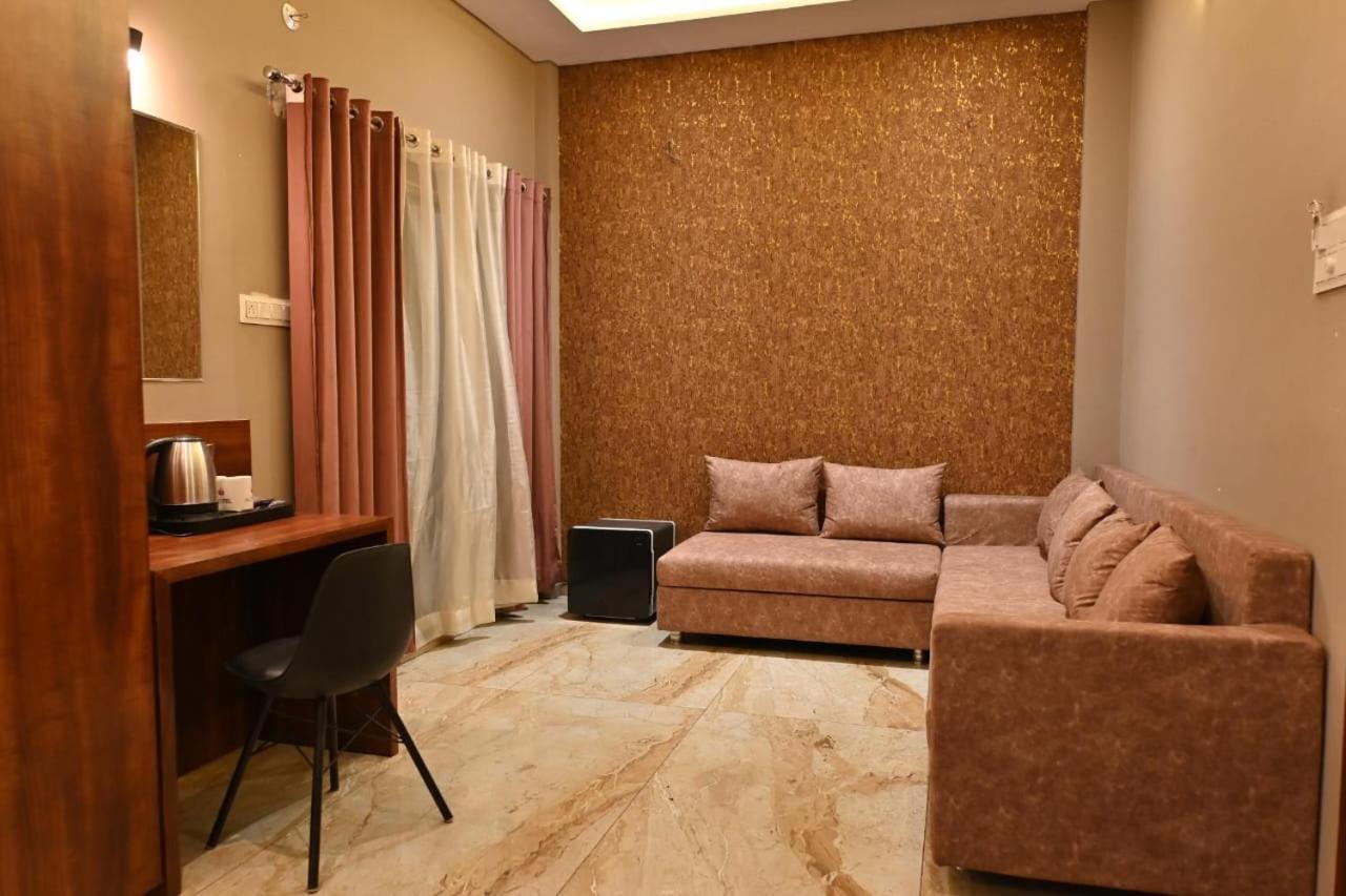 The Apple Tree Hotel Індаур Екстер'єр фото